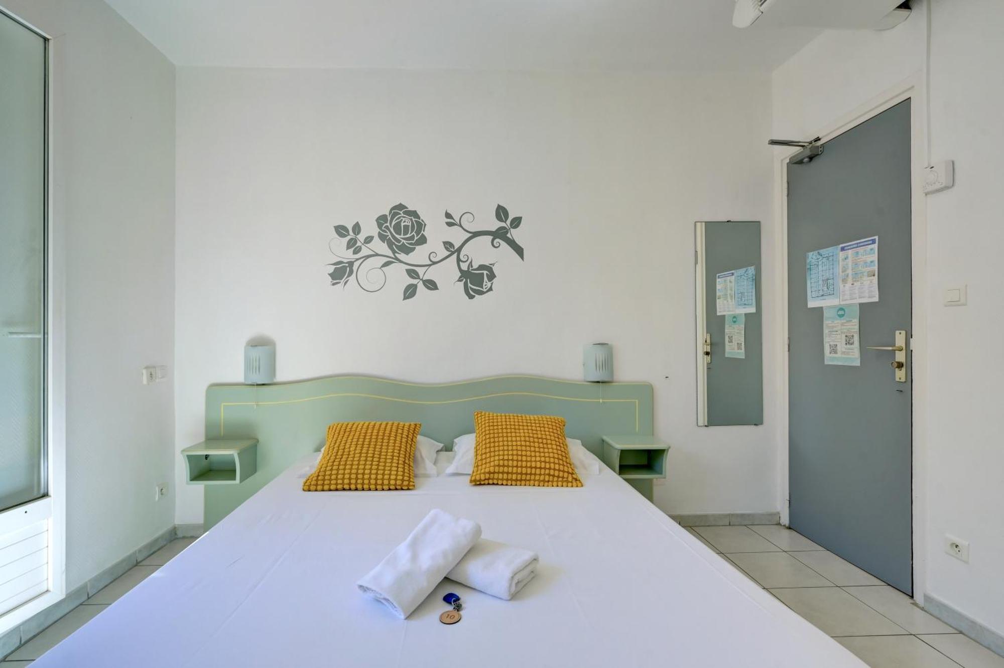 Hotel Camille Сент-Мари-де-ла-Мер Экстерьер фото